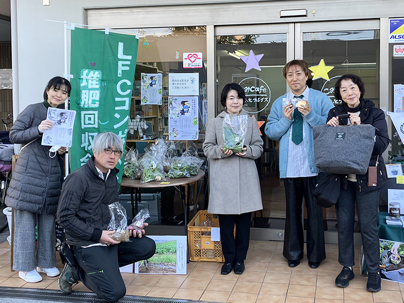 統合本部カモスン　「こみっと」で堆肥回収会　堆肥使う「所沢」の菓子販売も